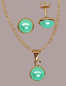 Conjunto contendo 1 par de brincos, corrente e pingente.